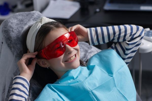  A smiling girl with braces, showcasing her progress in the Fixed Braces Patient Journey.